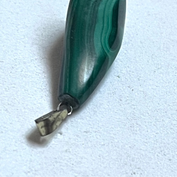 Elegant Emerald Green Stone Pendant - Picture 5 of 7